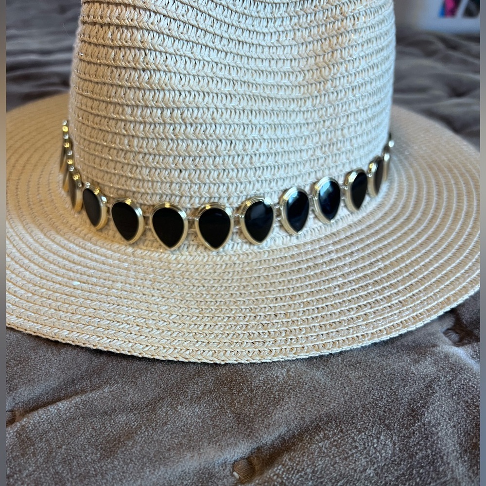 Light straw hat with black detail! Beautiful dressed up or down